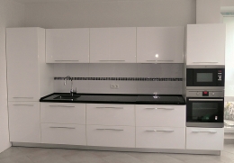 белая кухня с крашеными фасадами  со столешницей из кварца