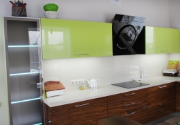 декоративная панель из кварца на стене кухни